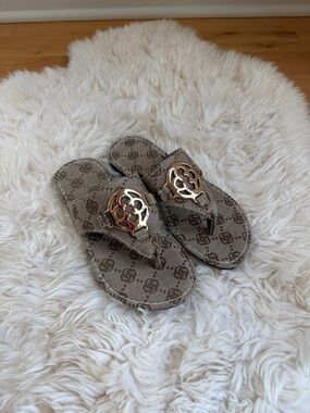 NWOT, Little girls Sandals with Gold Emblem, size 2 (33)